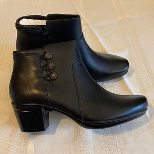 Clarks women's boot (100% black leather)